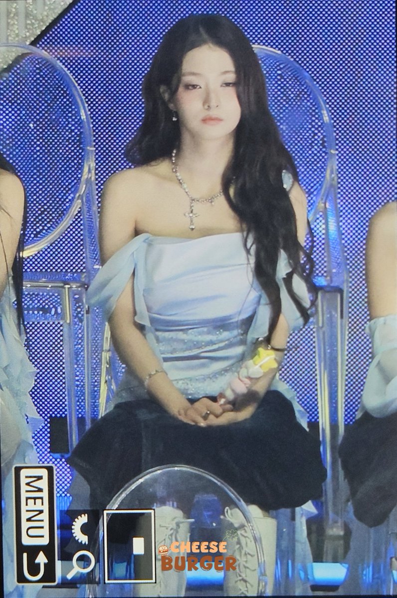 eoeowlgnlqks's tweet photo. #fromis_9 #프로미스나인 #송하영 #박지원 #이채영 #이나경 #백지헌
#KGMA2025 #KGMA #fromis_9TakesTheKGMA 
자는거 아닙니다. 눈 감는 순간이 귀여워서 올리는겁니다.❤️🍔

이나경 pre https://t.co/0UVhiQkMd5