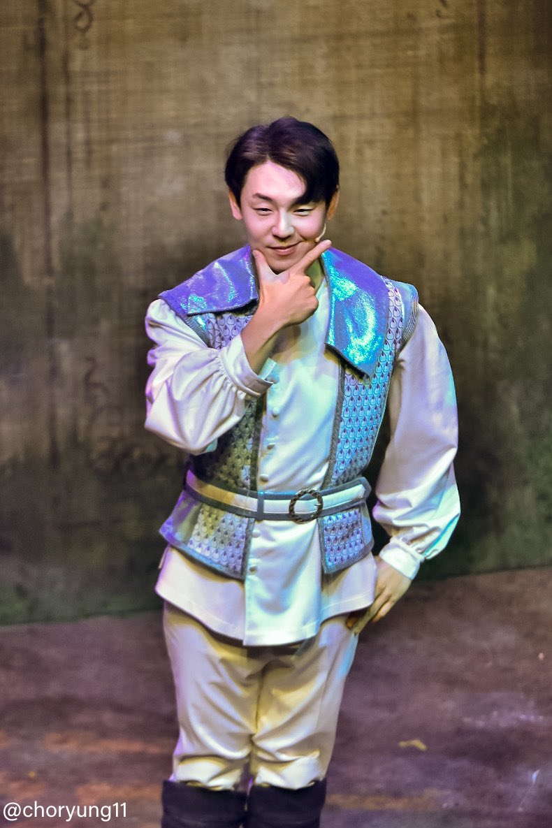 [20251115]
난쟁이들 커튼콜 기세중 배우님
조명 어렵다…
이번 시즌 자첫 기찰리~