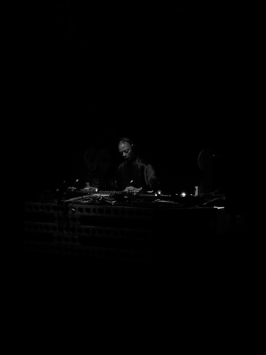 音楽の練習とディグくらいにしか人生に楽しみを見出せなかった時期があり、その時にジェフミル先生のExhibitionistを何度も見返していて、そこから色々と得られたというか、こんなニッチなコンセプトをソフト化してリリースしてくれたという事実が嬉しかったのだよな