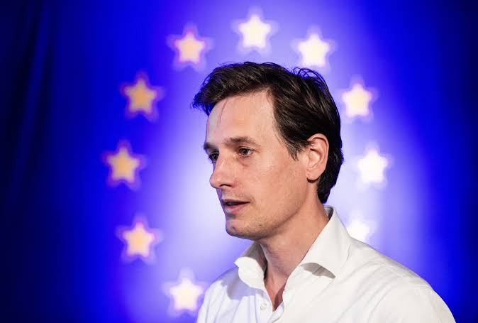 De verwarde Dassen, die altijd z'n broodmolen vol heeft over verdragen nagekomen, snapt de essentie van het verdrag van Dublin niet.

Veel dommer dan #EU-apostel Laurens ga je ze niet krijgen, maar deze clown zit wel een zetel te vervuilen in de 2e Kamer. 🤧
#wnlopzondag #wnl