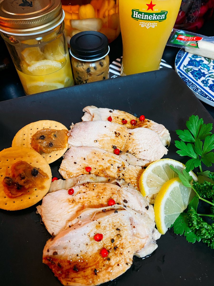 皆様こんばんは♪🍷

発酵塩レモン🍋の鶏ハム
バルサミコソース必死がけ　

酒粕味噌とラムに漬けた山ぶどう🍇レーズンをアレして薄いチップスにディップしたオシャレを意識しすぎて味わけわかんないだろうと思いきや意外とイケたやつ🥰

かわいいね💕