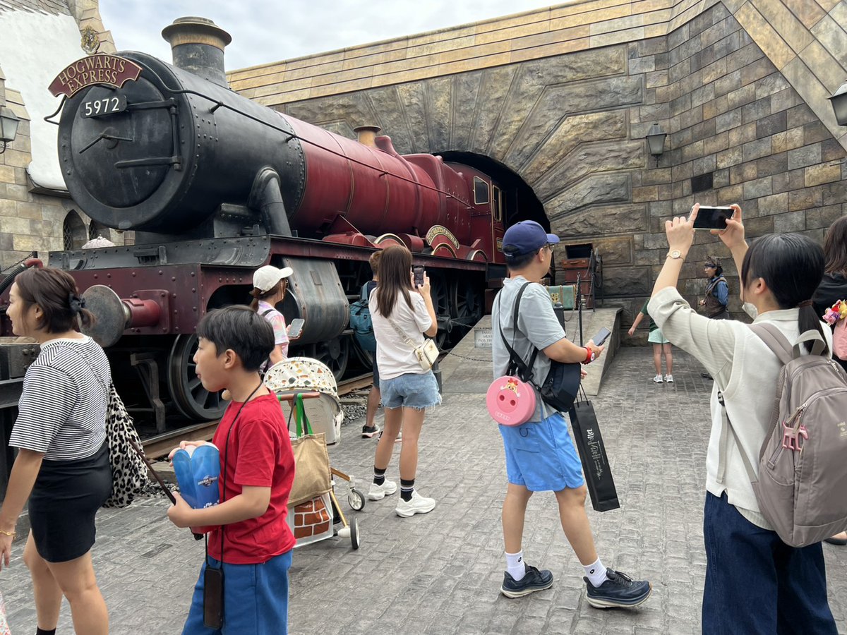 b_jonana's tweet photo. ホグワーツ特急に夢中になってたら偶然にも同じ場所で写真撮られてた
←友達撮影　　母撮影→ https://t.co/iGupVvTRUH