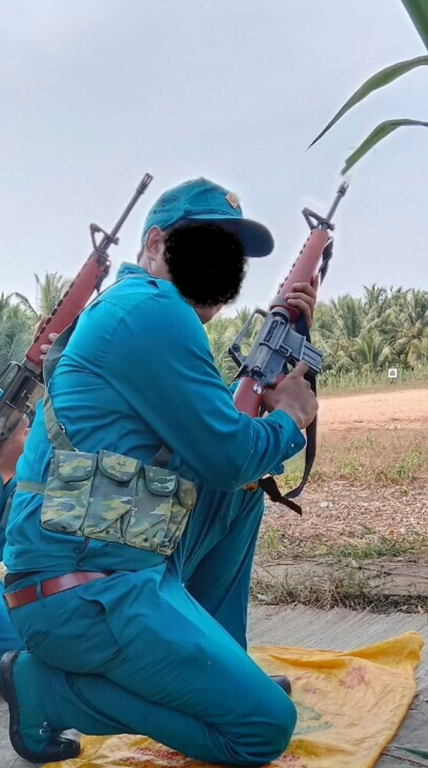 AnnQuann's tweet photo. "Mojave"
Personnel of Vietnam Militia receiving training on Vietnam War-era AR-15/M16A1 assault rifles. In Vietnam, it's not uncommon for captured firearms to be refurbished every now and then which results in "interesting" variations. #Fallout #NCR #ServiceRifle https://t.co/D20LzEg5gm