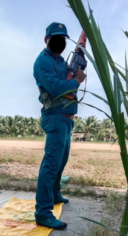 AnnQuann's tweet photo. "Mojave"
Personnel of Vietnam Militia receiving training on Vietnam War-era AR-15/M16A1 assault rifles. In Vietnam, it's not uncommon for captured firearms to be refurbished every now and then which results in "interesting" variations. #Fallout #NCR #ServiceRifle https://t.co/D20LzEg5gm