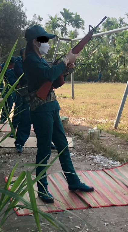 AnnQuann's tweet photo. "Mojave"
Personnel of Vietnam Militia receiving training on Vietnam War-era AR-15/M16A1 assault rifles. In Vietnam, it's not uncommon for captured firearms to be refurbished every now and then which results in "interesting" variations. #Fallout #NCR #ServiceRifle https://t.co/D20LzEg5gm