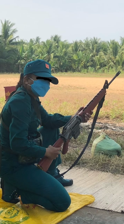 AnnQuann's tweet photo. "Mojave"
Personnel of Vietnam Militia receiving training on Vietnam War-era AR-15/M16A1 assault rifles. In Vietnam, it's not uncommon for captured firearms to be refurbished every now and then which results in "interesting" variations. #Fallout #NCR #ServiceRifle https://t.co/D20LzEg5gm