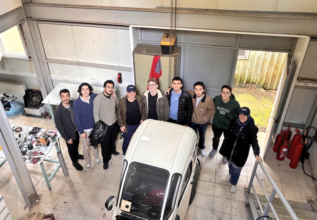 Başkanımız Mustafa Aksoy, Boğaziçi Üniversitesi BU Racing takımını atölyelerinde ziyaret etti!

Genç mühendislerin projelerini yakından inceleyip çalışmalarını dinledi; ekip ile hem teknik hem de motivasyon dolu bir sohbet gerçekleşti. 🏎️🔥️

#TeamsUp #BURacing