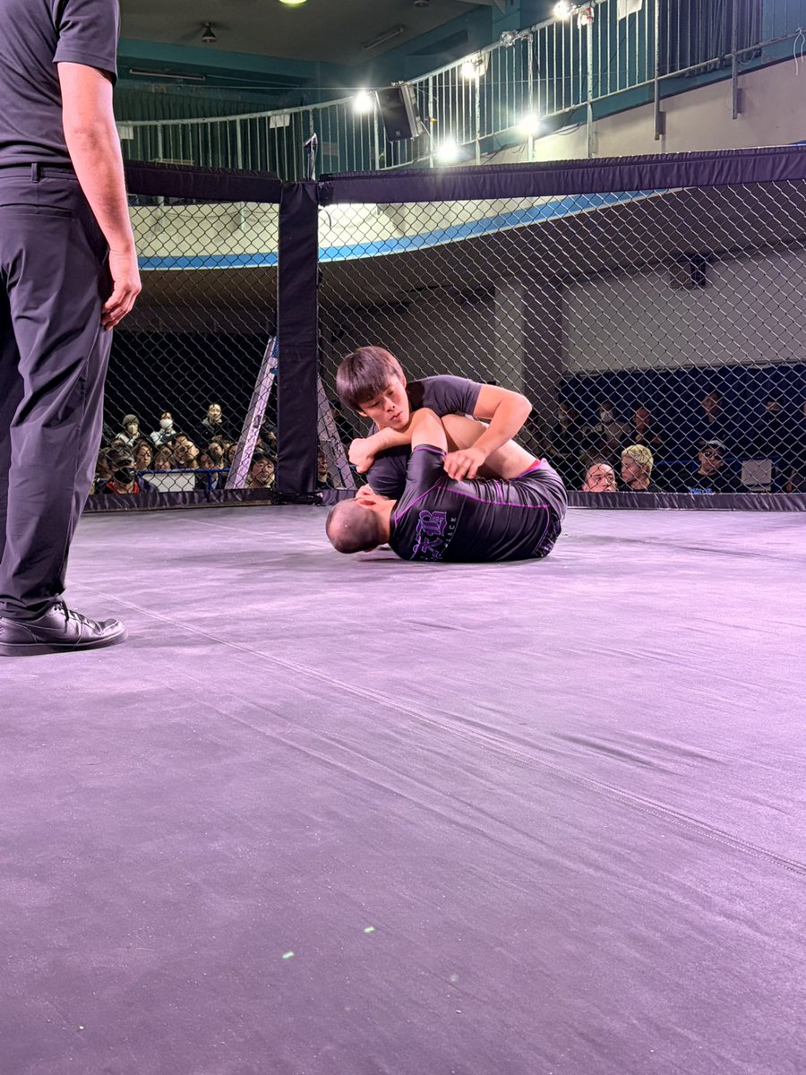 KrossoverF's tweet photo. 11/16(日)『KROSS×OVER-CAGE.7』GENスポーツパレス大会
#KROSSOVERCAGE @KrossoverF #KROSSOVER
第1試合 Level-G サブミッションオンリーグラップリング 前日-70.0kg契約7分1R
×#塚田市太郎(SPANDAU)
〇#内田タケル(THE BLACK BELT JAPAN )
※1′12″ダースチョーク https://t.co/PSsUN6YzG1
