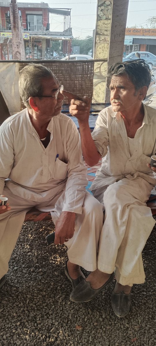 जवानी एक खुशबू है, हवाओं में घुल जाती है,
दिल की हर धड़कन में अपनी नई राह बनाती है।
सपनों का समंदर है, लहरों पर बह जाना है,
ये उम्र नहीं लौटती, बस जी भर के जी जाना है।