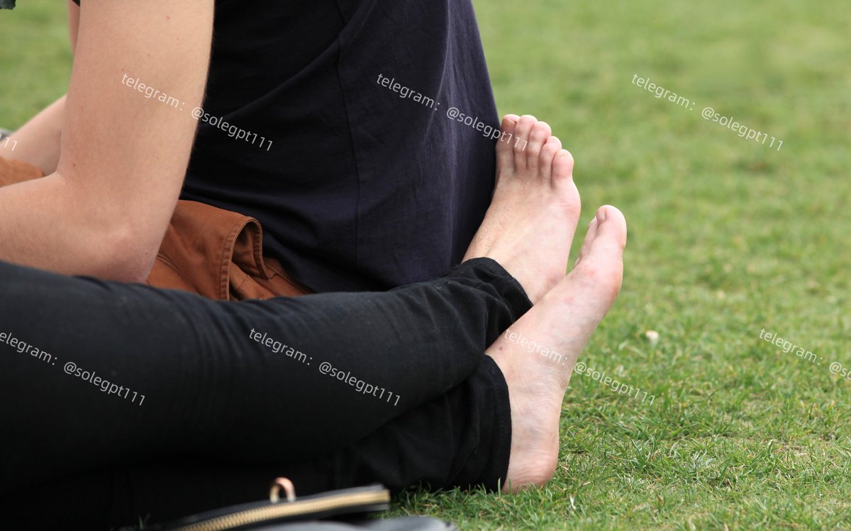 长相甜美的气质长发女孩，依偎在男友身上，另一侧的脚底板完全不设防，任人欣赏！确实很羡慕她男友，能够玩到这双超级骚脚！

欢迎足控兄弟们点击头像交流，我喜欢生活中的真实露脚裸足，女主不知道的情况下把她的美脚臭脚丫子看光，这种感觉才是最爽，目前门槛群内内容8000+

#街拍系列 236