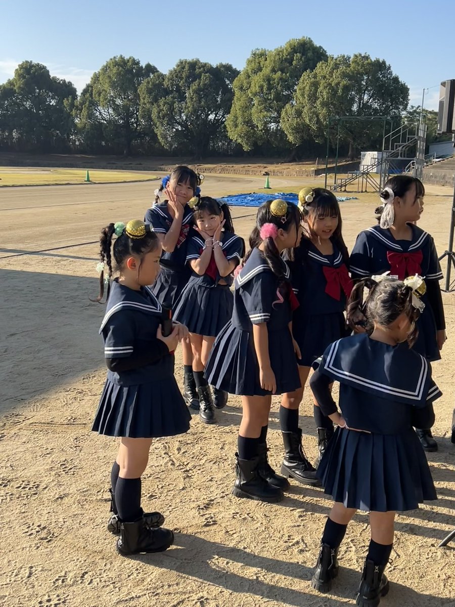 ステージスタンバイ中のCUTIESメンバーさんたち…撮られてる事に気づいた、せいなちゃん💙、ナナちゃん🧡がポーズしてくれました🥰可愛い❣️嬉しい✨

(2025/11/16)
第2回 なかよし大綱引き大会
荒尾運動公園 陸上競技場

#炭坑ガールズ
#せいな <a href="/Seina_tankou/">せいな💎炭坑ガールズ(CUTIES)</a> 
#ナナ <a href="/Nana_tankou/">ナナ💎炭坑ガールズ（CUTIES）</a>