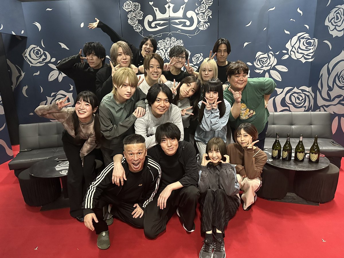 baluskitchen's tweet photo. 本日最終稽古でした✨
間も無く本番を迎えます‼️
近日中に公式Youtubeチャンネルにてダイジェスト動画も公開予定🎥

そして本日21時‼️
グッズラインナップ解禁です👏
お楽しみに🎶

#シュガナイ2025 https://t.co/pBBgsRZBPW
