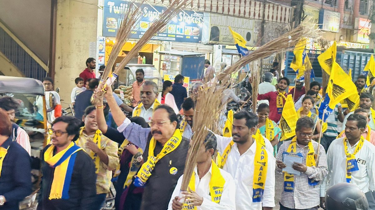 DrDiddiSudhakar's tweet photo. Aam Aadmi Party
Jhaadu చాలావ్ Yatra' Door-to-Door Campaign AAP working towards political cleansing and corruption-free governance in the country, has launched Jhaadu Chalav Yatra' in TELANGANA 
#AAPTELANGANA
#PKakkar_ https://t.co/ysylY2nnTU