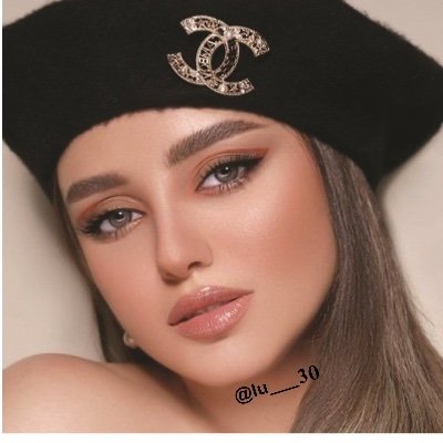 #ساحرتي
ما إن يمر أسمكِ بين شفتيَّ
كأني أتذوق العسل
وكأن الياسمين 
يزهر في أنفاسي
وكان الدفء يغمرني