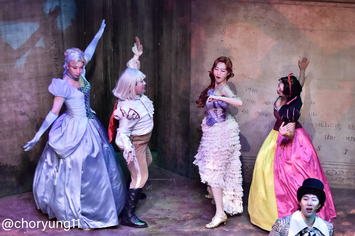 [20251115]
난쟁이들 커튼콜
서동진 이건희 박슬기 안상은 김세진 배우님
아휴 신남이 느껴지는~>.<
사진이 시끄러워요 ㅎㅎ