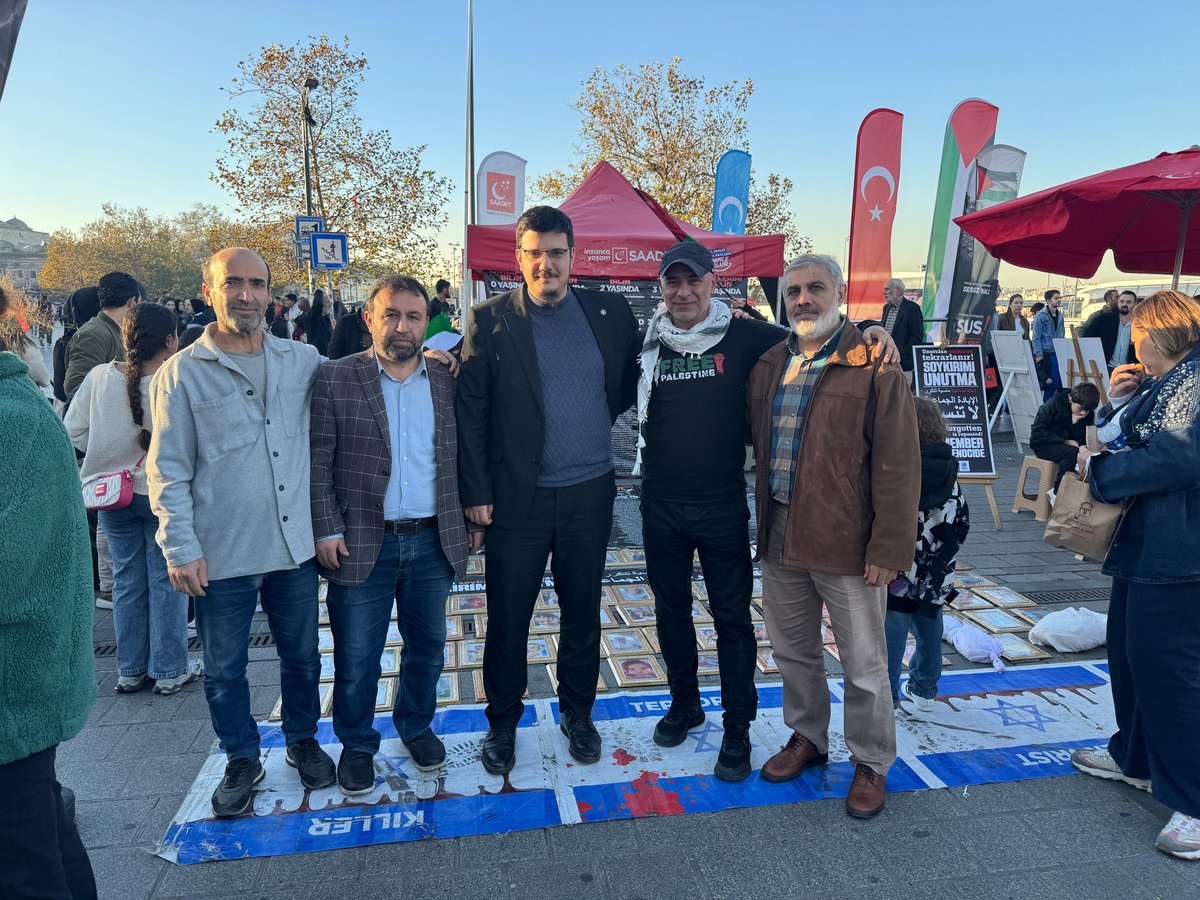 Gazze stantımızı teşrif eden,ümmetin yüz akı AGD İst.Şb.Bşk.Mehmet Yaroğlu'na teşekkür ederiz.Dünyadaki zalimlere karşı haysiyetli duruşu ve mücadelesine şahitlik attiğimiz başkanımıza ve ekibine Allah'tan muvaffakiyetler dileriz. 
@mehmetyarogluagd 
@agdistanbul_ 
<a href="/agd_fatih/">AgdFatih</a>