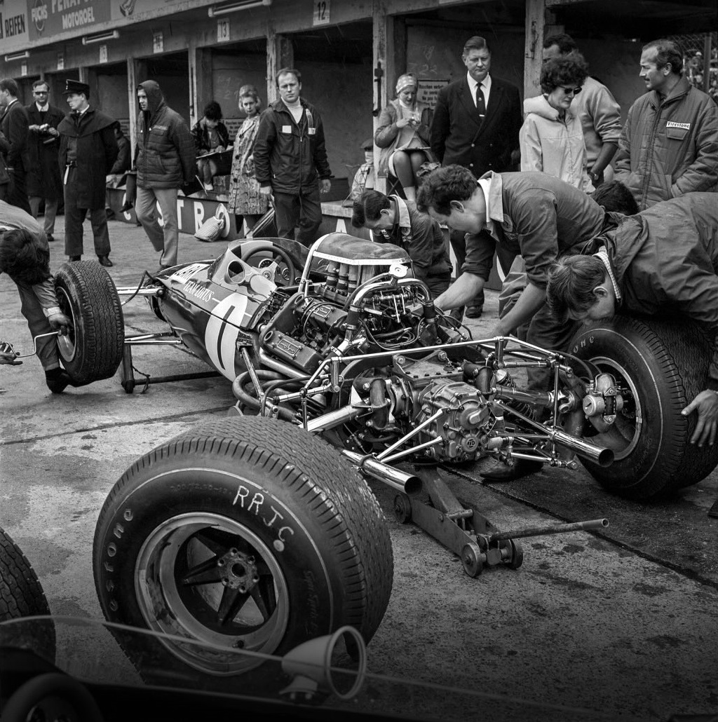 Dimanche, c'est F1 à la une ! le Team Lotus en mode travail sur une Lotus 33 de Jim Clark dans les stands du Nurburgring (crédit photo DPPI) #ColinChapman #JimClark #TeamLotus #F1 #ClubLotusFrance <a href="/F1/">Formula 1</a> <a href="/ClassicLotus/">Classic Team Lotus</a> <a href="/ClubLotusFrance/">Club Lotus France</a>