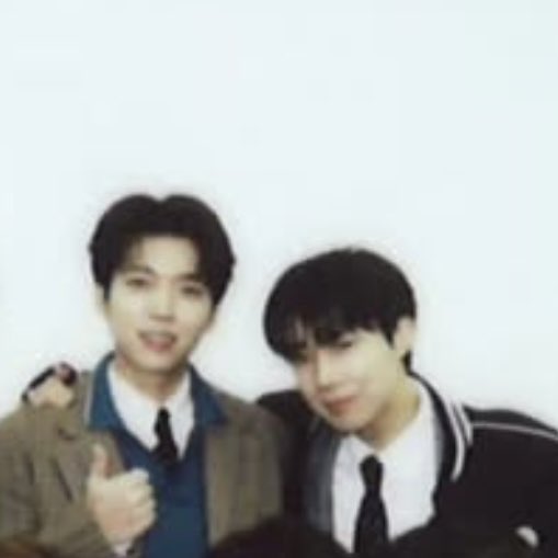 돈 버는 법을 깨달은 걸까 그냥 둘이 자석처럼 붙어있는 걸까