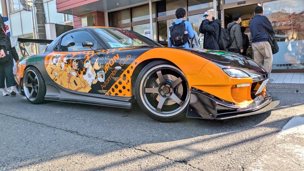 日本のとある地方では大量の痛車と戦車のなかでアンコウの吊るし切りを行う奇祭があります 