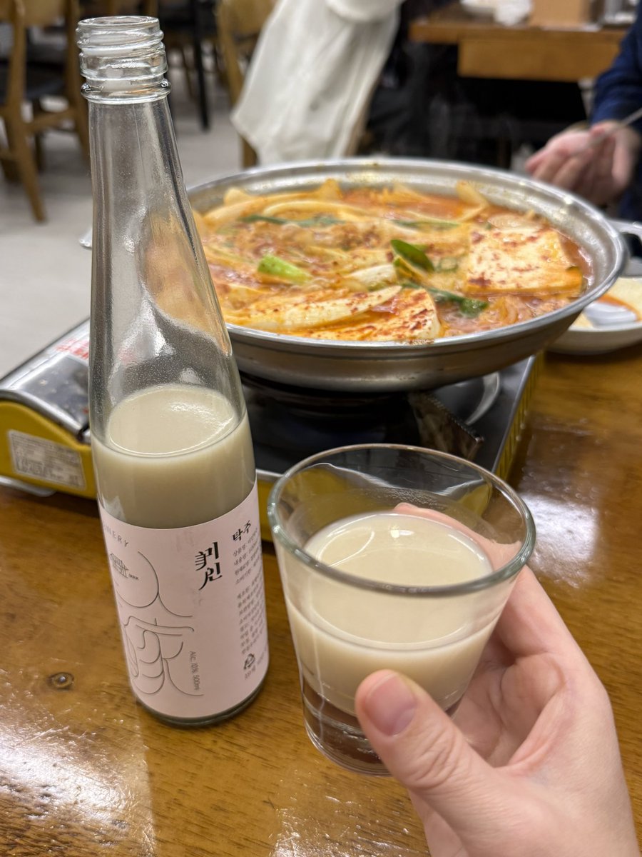 gettingbetter_b's tweet image. 251115
아침. -
점심. 인도커리랑 난
저녁. 황금콩밭⭐️⭐️⭐️
보통 두부 전문점이 “우리집 두부는 진짜 맛있어”라면 여긴 “우리는 진짜 맛있는 ‘두부요리’를 해”!
다 맛있지만 짜박두부 최고!! 들기름과 너무 강하지 않은 양념의 균형이 넘 좋음