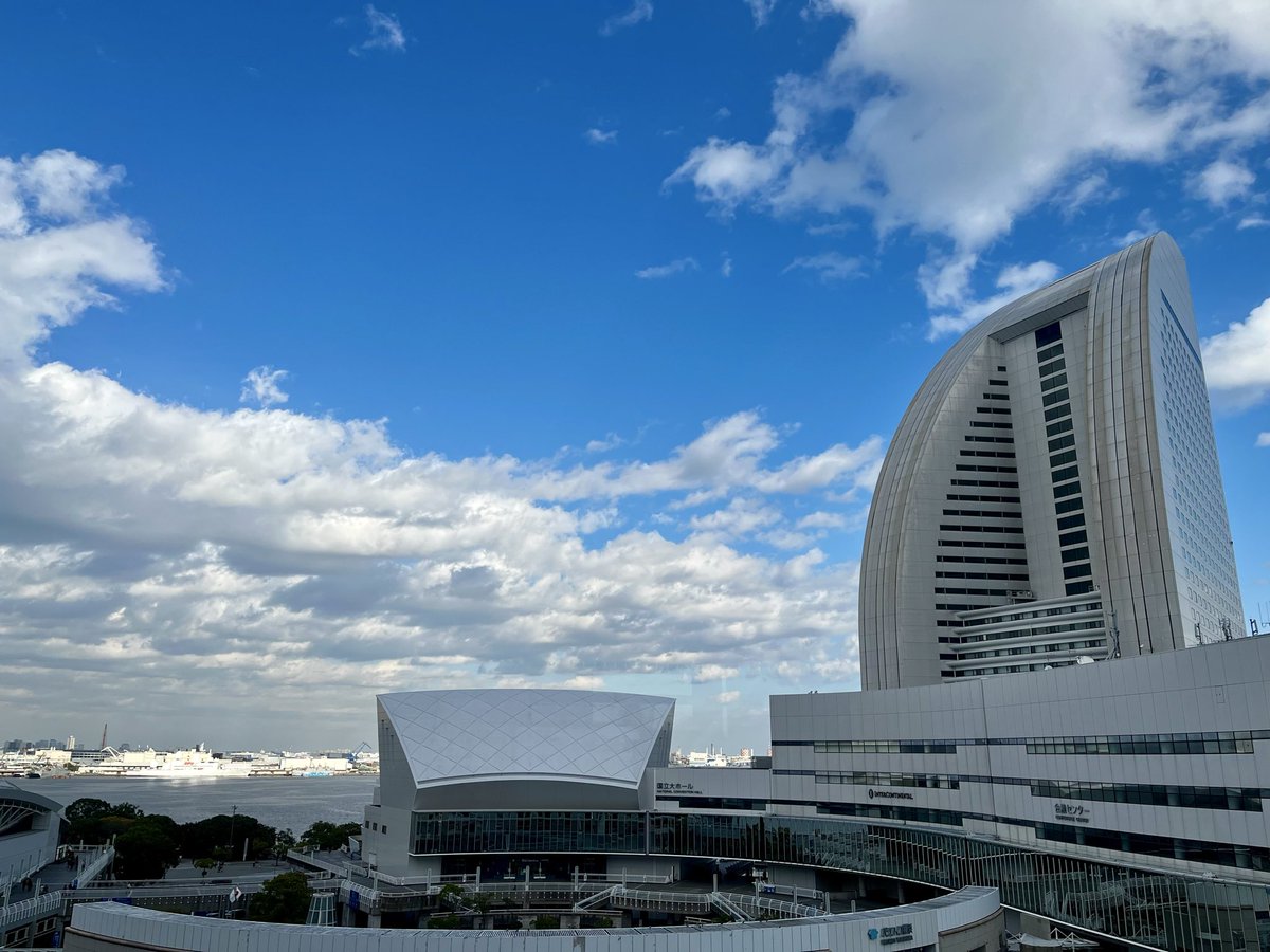 横浜みなとみらいホールへSaltさんのコンサートへ。益々磨きのかかった演奏を久しぶりにマイクを通さない生音で楽しめた
次のソロコンサートのチケットも即購入
ピアノがまた好きになった😊
小学生の習い事レベルでしか弾けないけれど、また練習してみたくなった
#塩谷哲 #みなとみらいホール