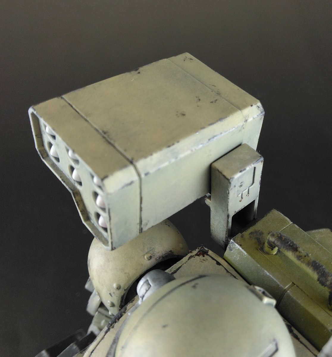 塗装剥がれをエナメルの銀で
サビも銀もほとんどを竹串を使って塗っています