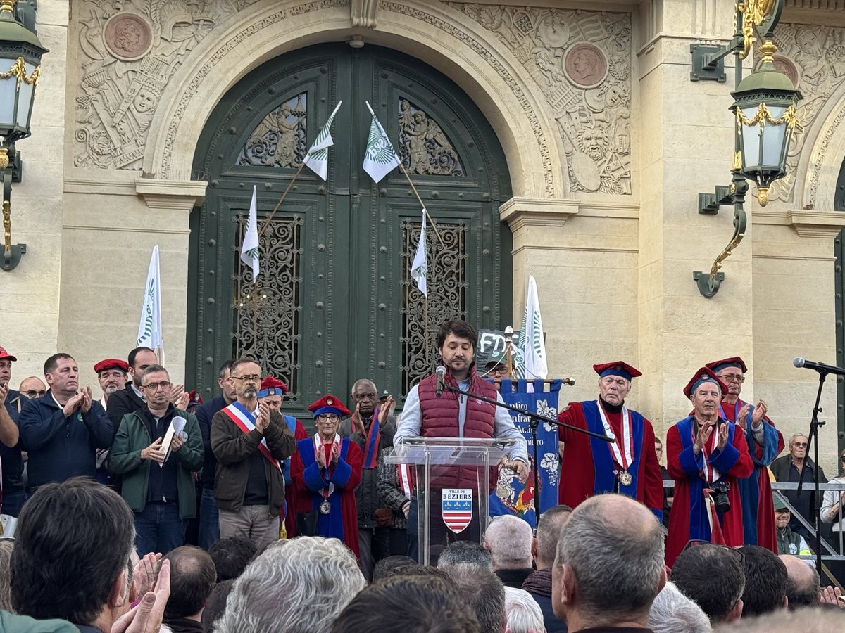 brunovila66's tweet photo. Béziers, hier : 7 000 personnes mobilisées pour la viticulture. La détresse est réelle, l’urgence aussi. Il faut des mesures fortes pour soutenir nos vignerons et sauver la filière. ✊🍇
#fnsea #fdsea66 #fdsea34 #TousàBéziers https://t.co/69tADKD64X