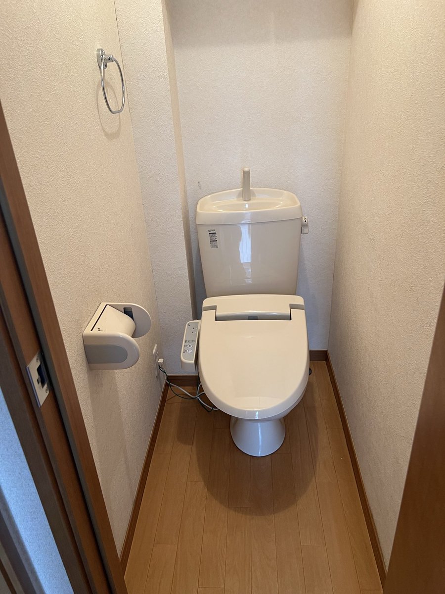 ONEBASE1192's tweet photo. ウォシュレット交換、
実は“意外とカンタン”って知ってましたか？💡

古いウォシュレットを外して、
給水と固定を付け替えるだけでOK。
現場でも 約30分前後でサクッと交換 できます。

「水が出ない…」
「動きが鈍い…」
「汚れが気になる…」
そんな時は交換がベストな場合もあります。

新品にすると、
見た目も使い心地も一気にアップ✨
お家の快適さが段違いです。

まるっとクリーニングでは
ウォシュレット交換も対応しています🛠️

#ウォシュレットの進化
#トイレ快適革命
#サクッと交換
#30分の魔法
#トイレのアップデート
#水回りのプロ仕事
#意外と簡単シリーズ
#交換で生まれ変わる
#トイレリフレッシュ計画
#まるっと設備メンテ
#おうちの健康診断
#DIYよりプロが安心
#見た目も気持ちもスッキリ
#新しい相棒誕生
#トイレの品質向上委員会
