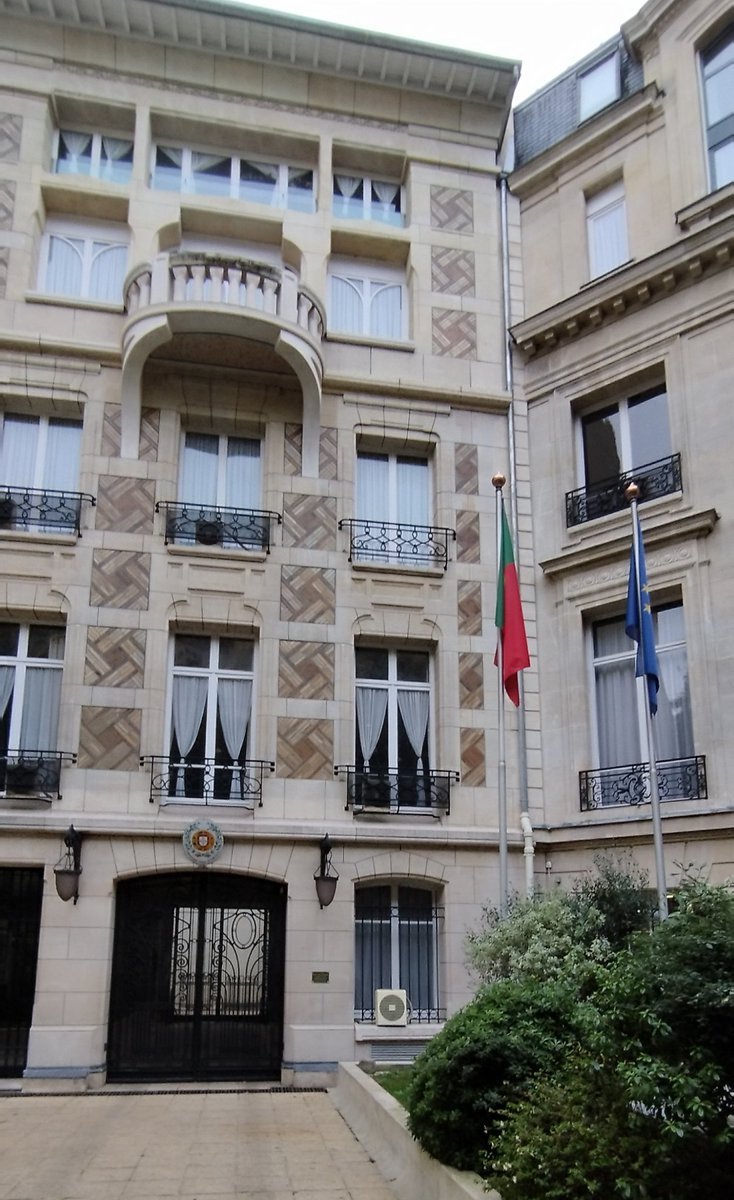 A chegar ao Consulado Geral de Portugal para participar numa reunião com a Secção do Conselho das Comunidades Portuguesas de França.