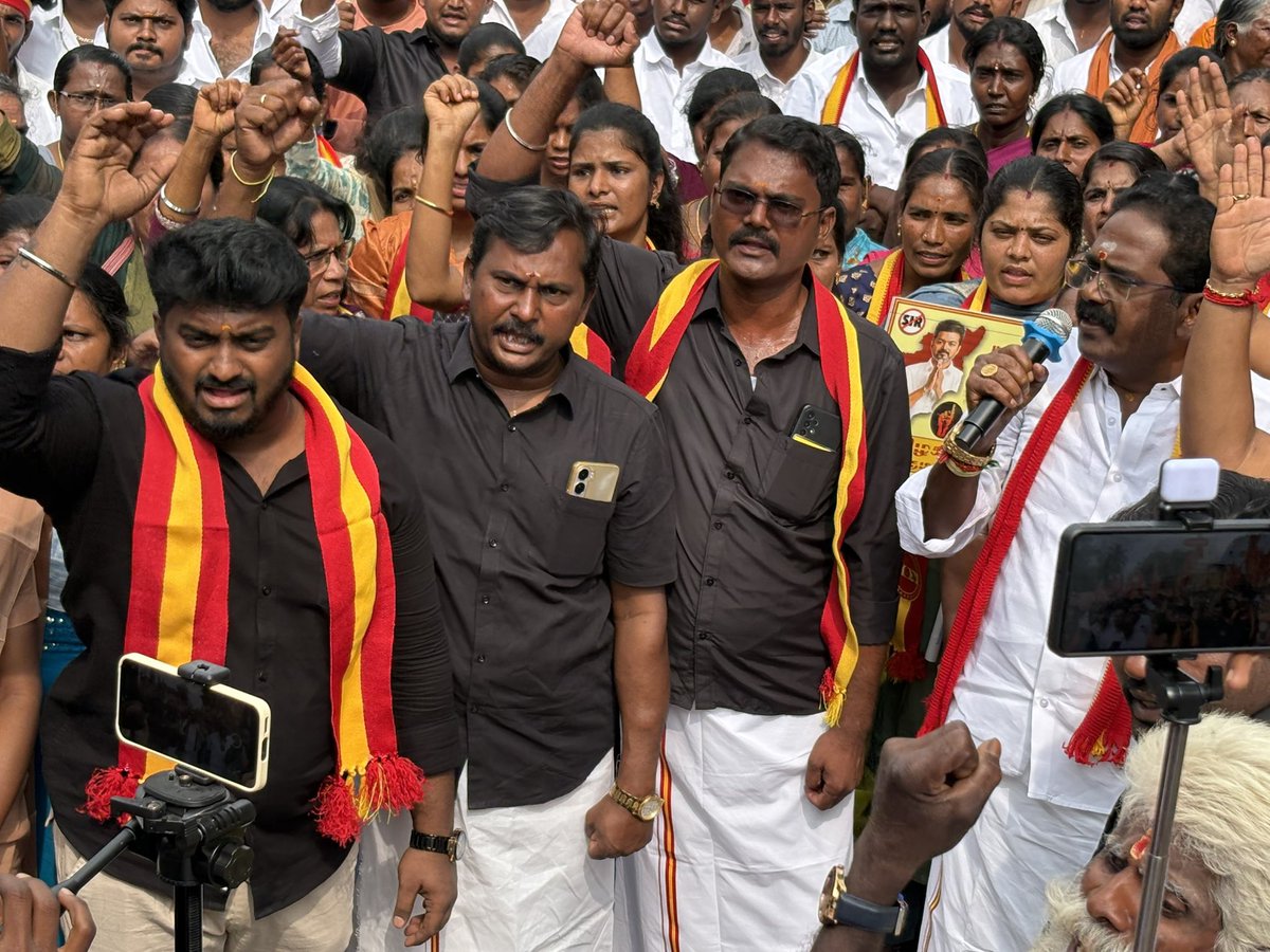 ActorVijayTeam's tweet photo. JUST IN: தமிழக மக்களின் வாக்குரிமையைப் பறிக்கும் வாக்காளர் பட்டியல் சிறப்புத் தீவிரத் திருத்தம் (SIR) தொடர்பான குளறுபடிகளை எதிர்த்து, தருமபுரி ஒருங்கிணைந்த மாவட்டம் சார்பாக தருமபுரி BSNL அலுவலகம் அருகில் மாபெரும் கண்டன ஆர்ப்பாட்டம் நடைபெற்றது.

#SIR #TamilNaduSIR #MyVoteMyLife https://t.co/zcsqqnclRF