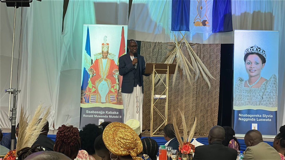 BugandaKingdom_'s tweet image. Abantu ba Buganda e South Africa mu Ssaza Cape Province bakuzizza olunaku lwabwe.

Minista wa Gavumenti ez&apos;ebitundu, okulambula kwa Kabaka n&apos;ensonga za Buganda Ebweru Oweek. Joseph Kawuki asinzidde eno n&apos;akubiriza abantu ababeera ebunaayira okukola enteekateeka eŋŋenderere eya…