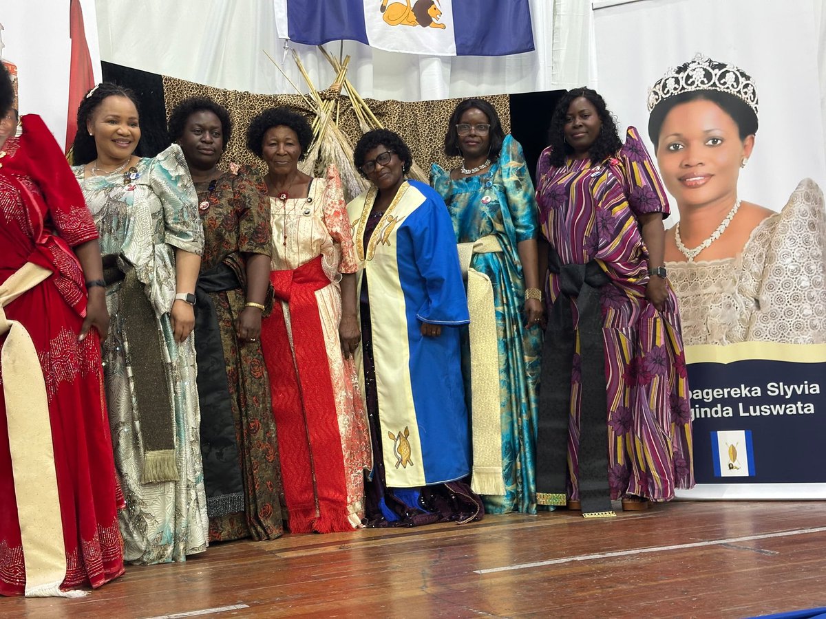 BugandaKingdom_'s tweet image. Abantu ba Buganda e South Africa mu Ssaza Cape Province bakuzizza olunaku lwabwe.

Minista wa Gavumenti ez&apos;ebitundu, okulambula kwa Kabaka n&apos;ensonga za Buganda Ebweru Oweek. Joseph Kawuki asinzidde eno n&apos;akubiriza abantu ababeera ebunaayira okukola enteekateeka eŋŋenderere eya…