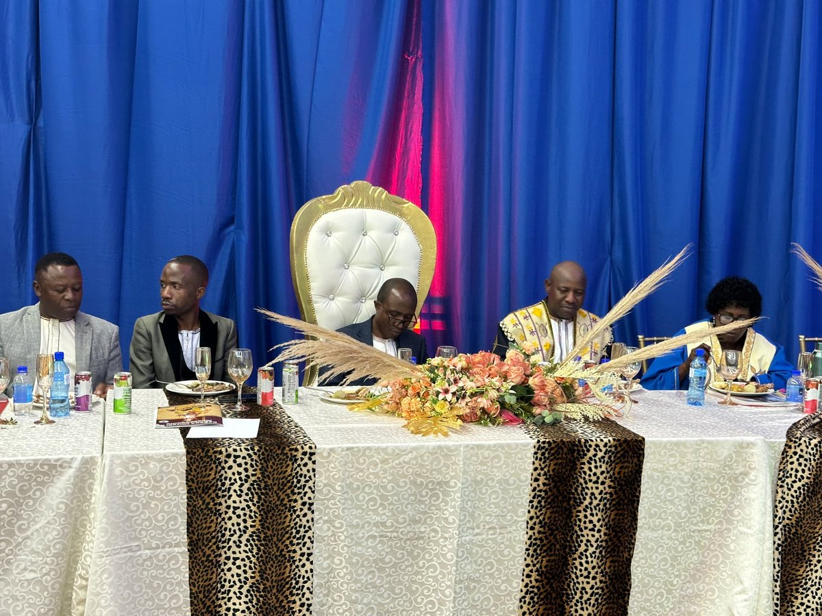 BugandaKingdom_'s tweet image. Abantu ba Buganda e South Africa mu Ssaza Cape Province bakuzizza olunaku lwabwe.

Minista wa Gavumenti ez&apos;ebitundu, okulambula kwa Kabaka n&apos;ensonga za Buganda Ebweru Oweek. Joseph Kawuki asinzidde eno n&apos;akubiriza abantu ababeera ebunaayira okukola enteekateeka eŋŋenderere eya…