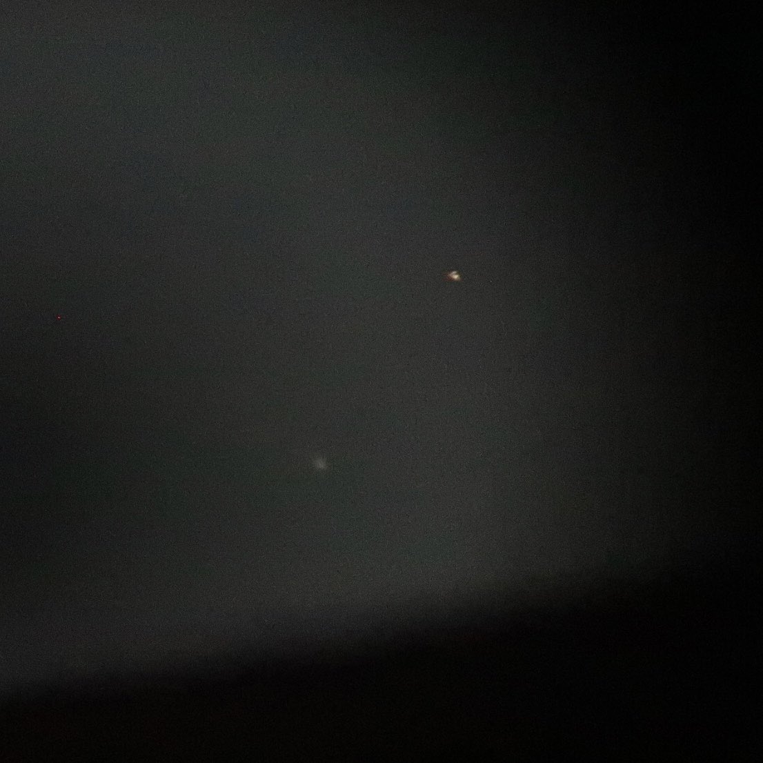 eijirou1120's tweet image. 去り行くレモン彗星を撮ってみた。20cm F6反射に32mmの接眼レンズをつけて手持ちコンデジコリメートで撮ったので、ブレブレ＆斜鏡の影が写って、なおかつ低空なのでよその家の影まで写りましたが、撮れて良かったです。次は1,350年後に会いましょう！

#レモン彗星 
#Cometlemmon 
#C2025A6