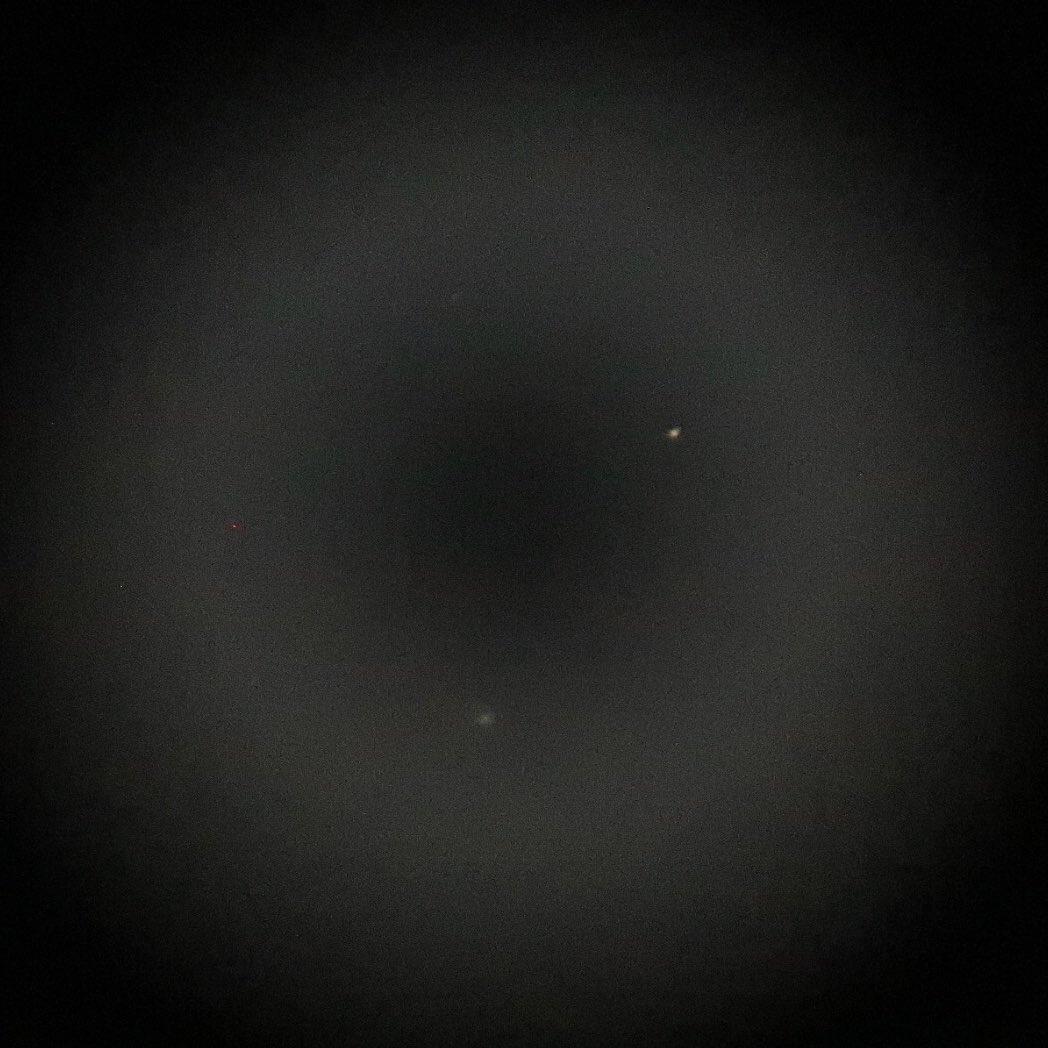 eijirou1120's tweet image. 去り行くレモン彗星を撮ってみた。20cm F6反射に32mmの接眼レンズをつけて手持ちコンデジコリメートで撮ったので、ブレブレ＆斜鏡の影が写って、なおかつ低空なのでよその家の影まで写りましたが、撮れて良かったです。次は1,350年後に会いましょう！

#レモン彗星 
#Cometlemmon 
#C2025A6