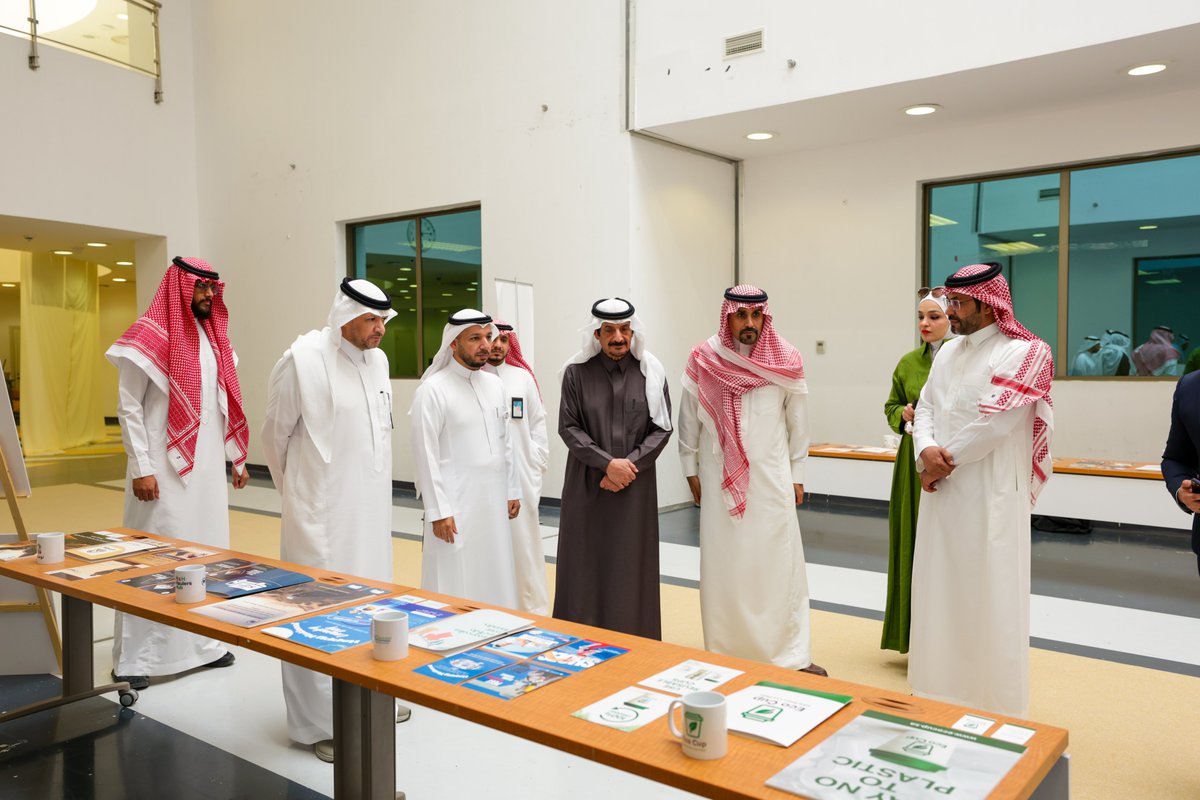 CSH_PSU's tweet image. جانب من الاحتفاء بـ #اليوم_العالمي_للغة_العربية و معرض النتاج الفني لمقررات الفنون، الذي نظمه قسم الدراسات العامة بكلية العلوم والدراسات الإنسانية، حيث امتزج جمال اللغة العربية بلوحات فنية ترجمتها اصوات الإبداع من طلاب #جامعة_الأمير_سلطان .