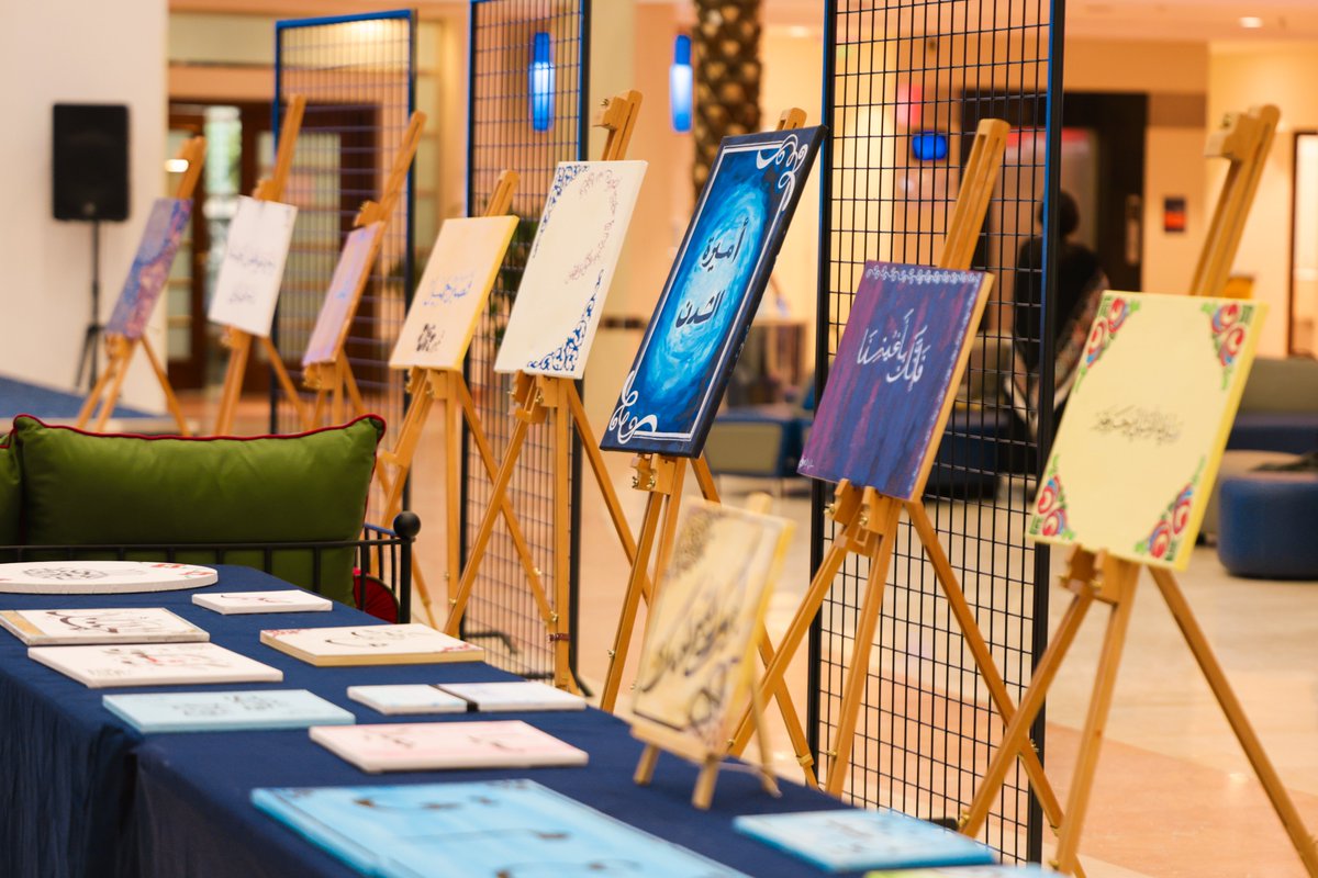 CSH_PSU's tweet image. جانب من الاحتفاء بـ #اليوم_العالمي_للغة_العربية و معرض النتاج الفني لمقررات الفنون، الذي نظمه قسم الدراسات العامة بكلية العلوم والدراسات الإنسانية، حيث امتزج جمال اللغة العربية بلوحات فنية ترجمتها اصوات الإبداع من طلاب #جامعة_الأمير_سلطان .