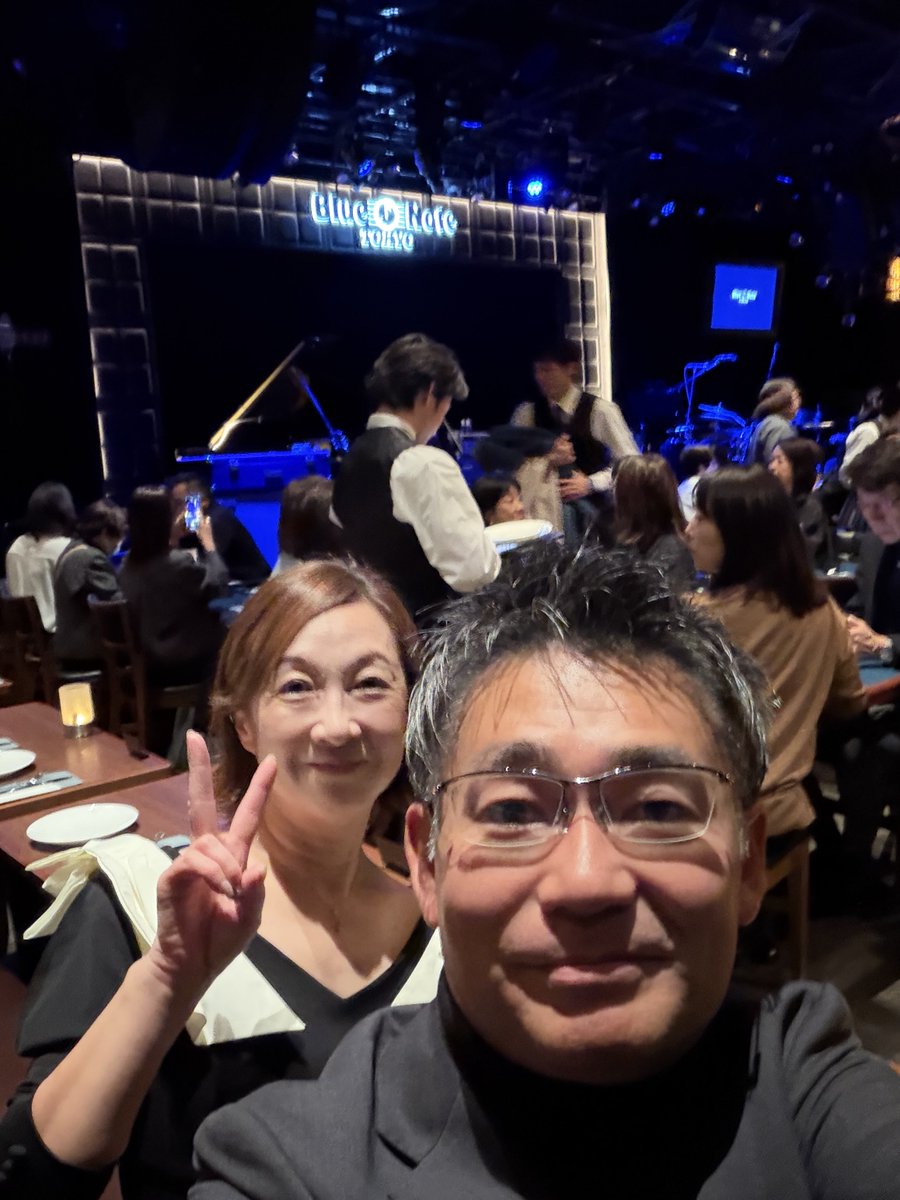 eichi2898's tweet photo. 家内の推し活の甲斐あって抽選初当選との事で付き添いで来てます。
飲みながらJUJUが聴けるのはなんとも贅沢 https://t.co/yRNedm8huL