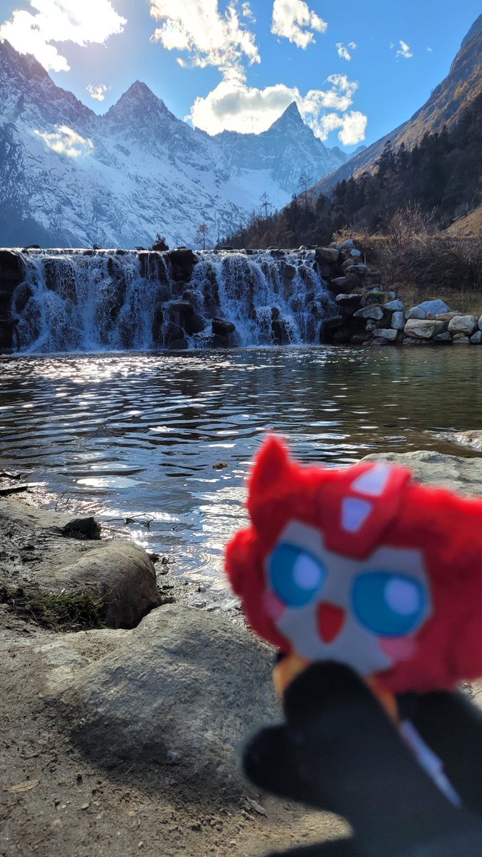Small waterfall, snowy mountains 

And Rodmimi