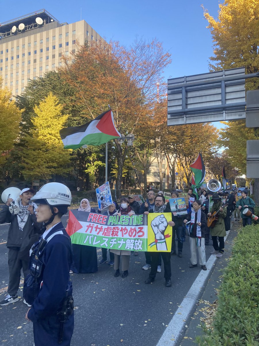 今日もパレスチナ連帯デモに学生たちで参加してきました。ガザでの停戦が成立する一方、パレスチナの人々が置かれた苦しい状況はいっそう見えにくくなっています。私たちの行動が注目を高める鍵になるはずです
#DontStopTalkingAboutPalestine 
#パレスチナに自由を