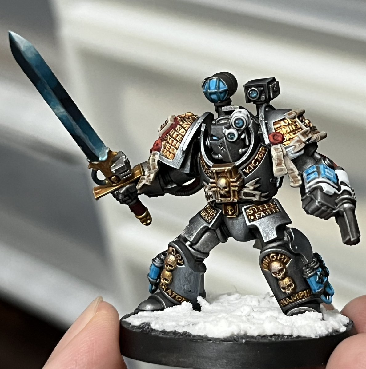 ichimaru_novel's tweet image. 今までペイントしてきたグレイナイトの中ではこれが最高傑作だと思う
レンズから剣のグラデーションも含めてかなりうまくいった！！
ただ剣はもうちょっとだけ明るくしたかったかな

#ウォーハンマー40K 
#warhammer40k