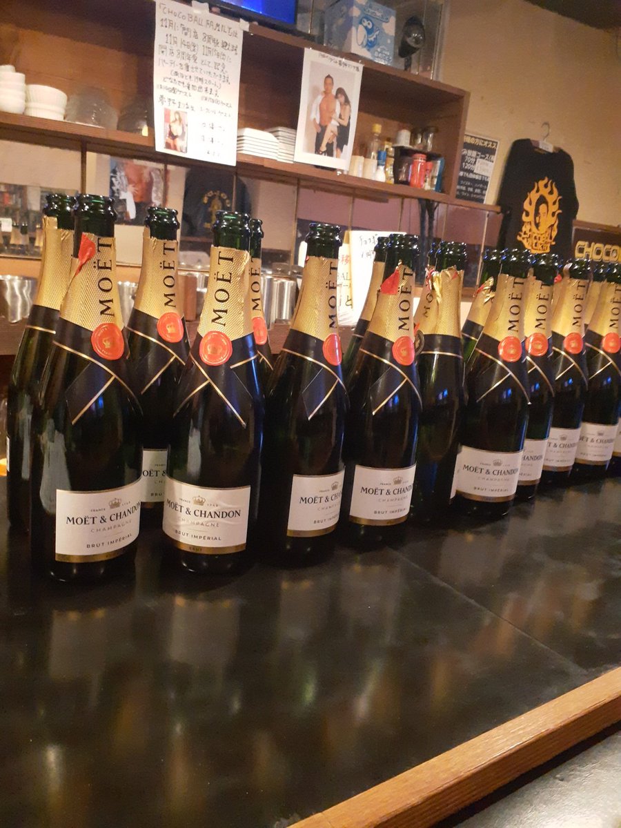 金曜日、土曜日はたくさんのお客様に来ていただいてありがとうございました。皆さま、感謝いたします。こんなに、シャンパンいただきました。
でも、お店は今日も営業しています。