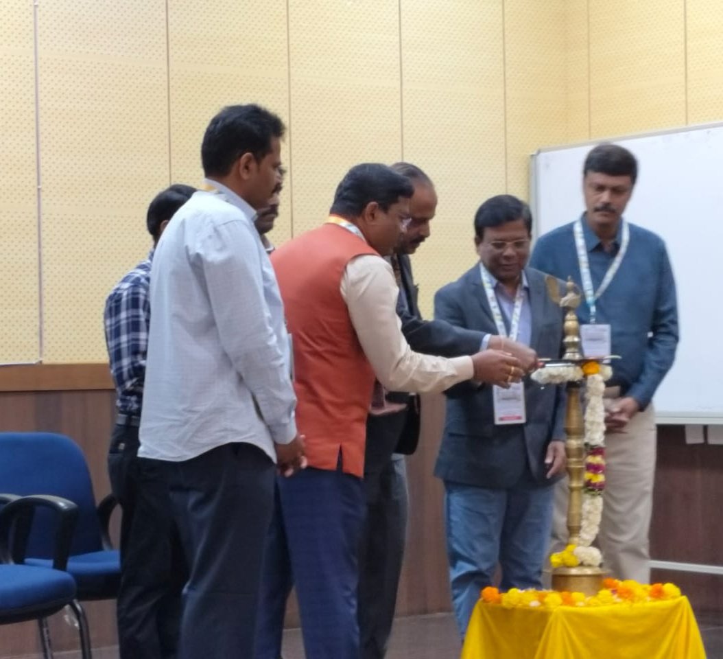 CSIRCRRI's tweet photo. Inaugural Event
#SkillDevelopment
On
"The Applications of #GeoSynthetics in #Road #Infrastructure Projects" By
@CSIRCRRI
funded by
#NTTM Min.of Textiles, GoI
Attended by Students of
National Institute of Technology(NIT), Warangal
@NITwarangle https://t.co/jh8fAilikL
