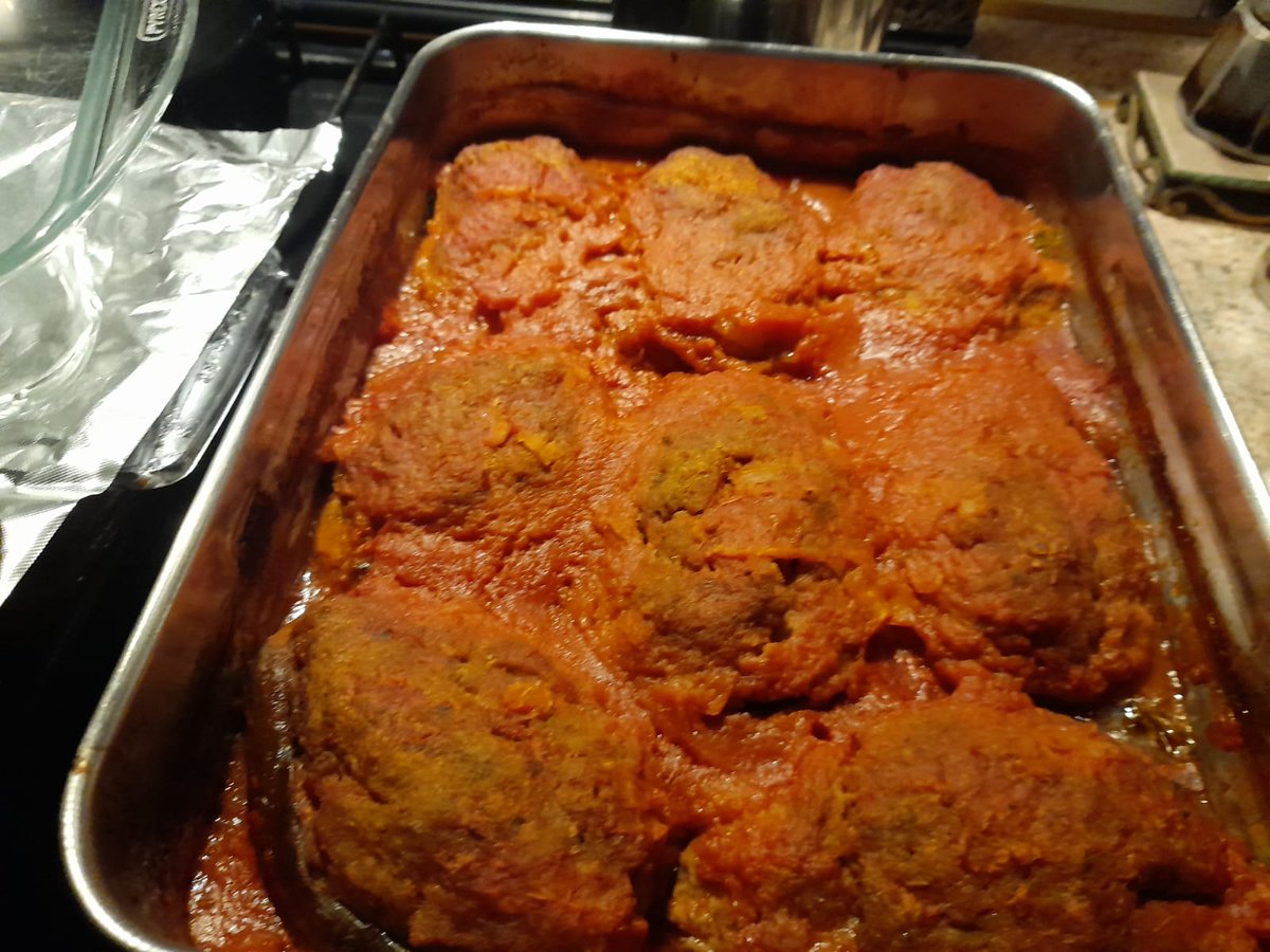 GustoCheUnisce's tweet photo. Melanzane ripiene che affondano nel sugo, morbide e ricche.
Il forno diffonde quel profumo intenso, mentre si taglia il pane e l’acqua per la pasta inizia a bollire.
🍆🍅✨#ItalianKitchen #VitaDiGusto #Sunday https://t.co/Z6xu2rUUBf