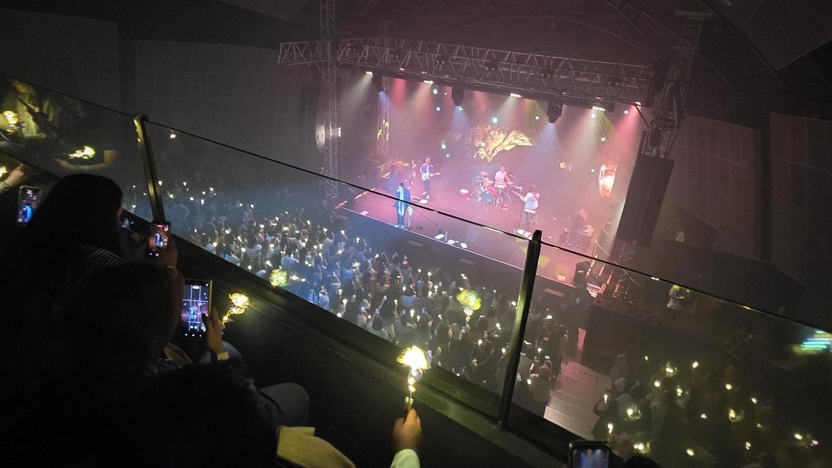 kamjjaegi's tweet image. cosmic roses is a success 😭

jars during &quot;castle in the sky&quot; on jae&apos;s 1/9 tour in manila !!

©️ @kkeutsinta

#eaJ_putitonme
#ForTheOnesWhoSaveMe
#eaJ1over9