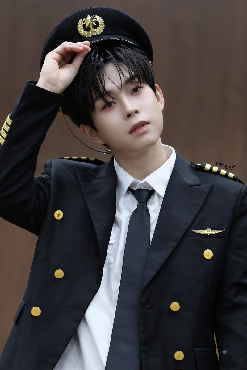 wawal_ing's tweet image. 💙251116

 디마뮤 대면 팬싸
오늘도 잘생김 2억2700% 🫠

#LUCY #루시   #최상엽