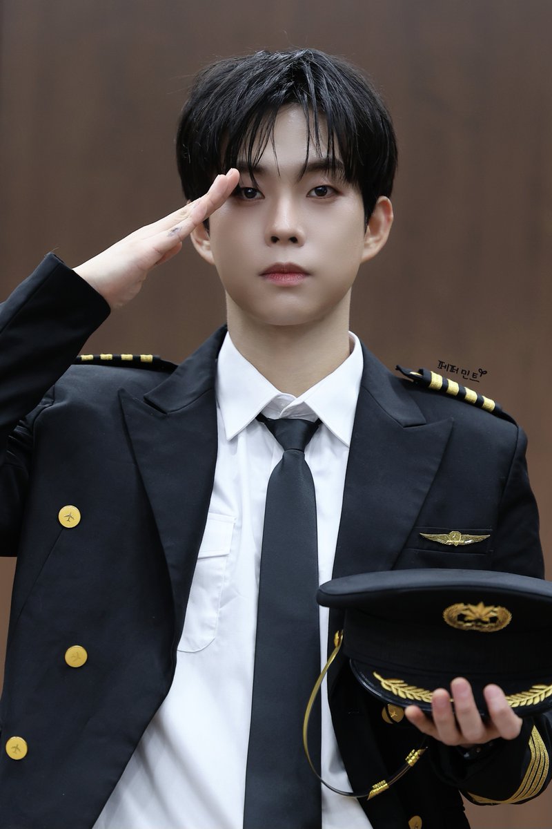 wawal_ing's tweet image. 💙251116

 디마뮤 대면 팬싸
오늘도 잘생김 2억2700% 🫠

#LUCY #루시   #최상엽