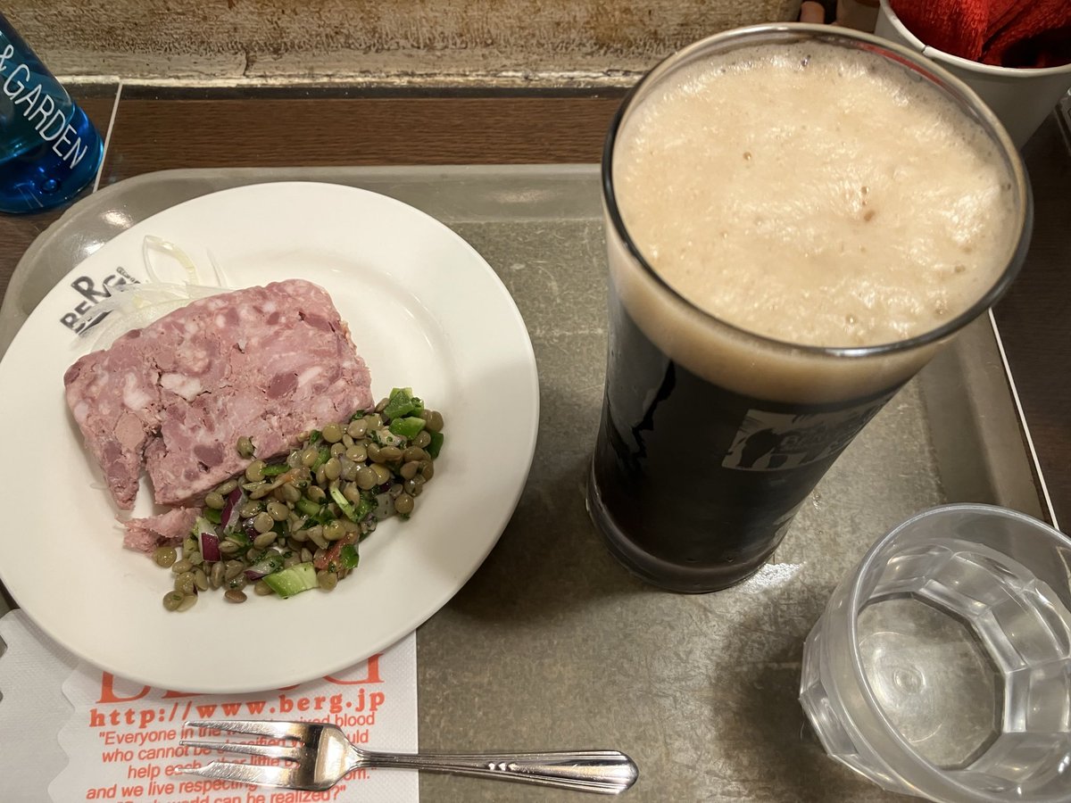 デモ行進の後のビールは格別に美味い😋