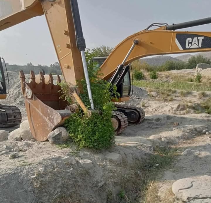 د کابل جلال اباد دوهم لین سرک کارونه په ډېرې چټکۍ روان دي، البته یواځې کشف په چټکوالي کې ترې تېز ده.😒

د اوغانانو په قسمت لکه چې ښه تور خر رغښتی ده، چې یوه یې نه دوه کېږي.