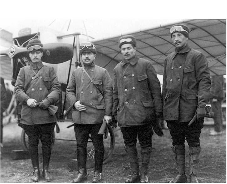 İlk hava şehitlerimiz Kudüs Fatihi Büyük Türk hükümdarı Selahaddin Eyyubi'yle birlikte yatıyor.

Azerbaycan-Gürcistan sınırında düşen kargo uçağında 20 kahraman askerimiz şehit oldu. Mekanları cennet olsun. 111 yıl önce iki uçağımız İstanbul’dan-Kahire’ye yola çıktı. Ancak Şam’a